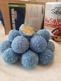 Zdrave kokos kuglice sa marcipanom i spirulinom – brz recept bez pečenja