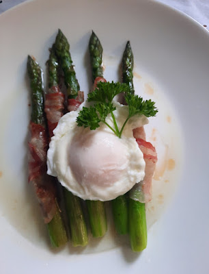 Špargle sa poširanim jajetom i slaninom