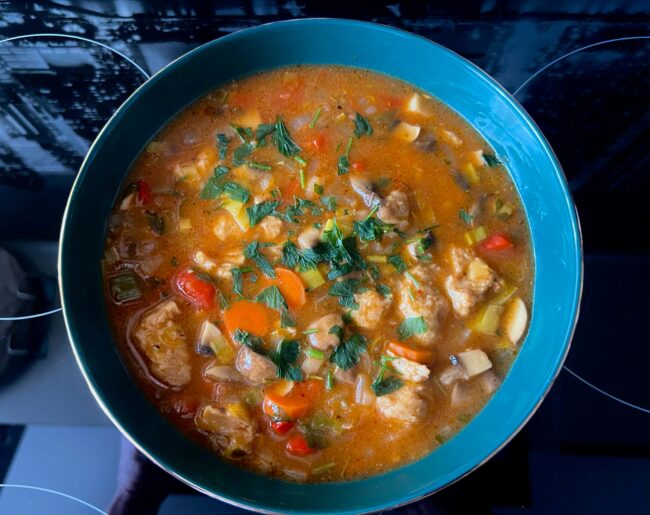 Posni gulaš sa sojom i šampinjonima – bogat obrok u 7 koraka