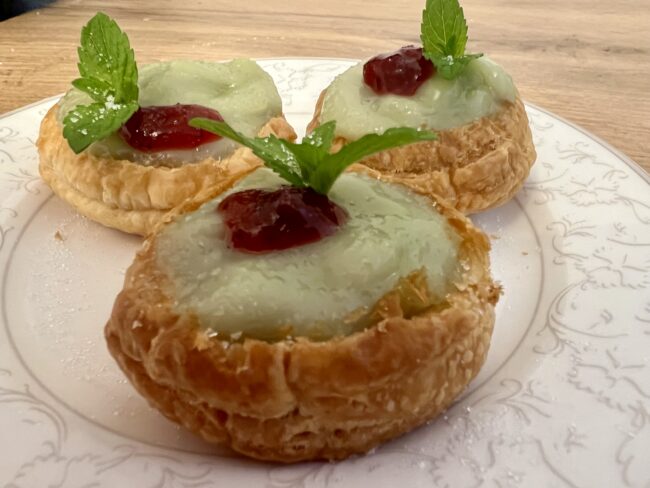 Posni kolačići sa pudingom od pistaća – brzi recept od lisnatog tijesta