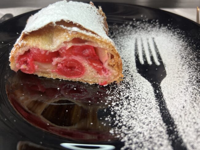 Savijača sa jabukama i višnjama – brzi domaći recept koji uspijeva svaki put