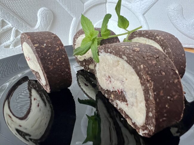 Posni rolat sa kafom i kokosom