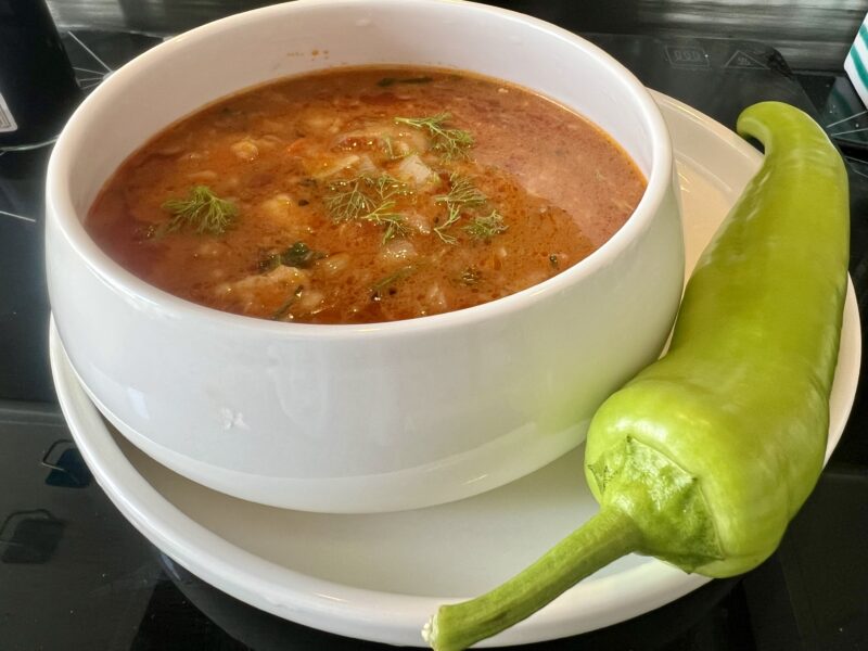 Posni gulaš sa prženom somovinom