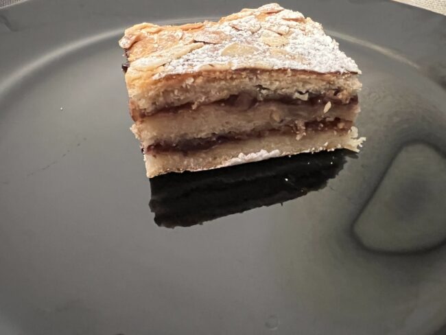 Jokin kolač sa domaćim pekmezom