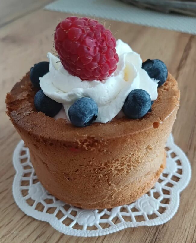 Torta sa jagodama i kremastim filom